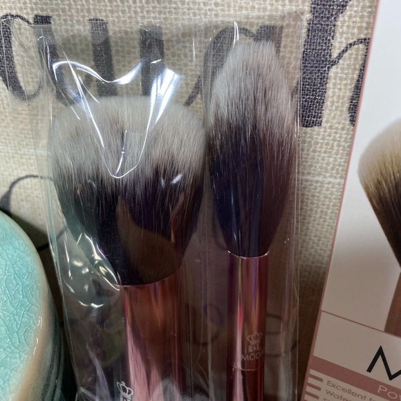 🎉FREE🎉 MŌDA® Limited Edition 2pc Powder & Soft Glow Kit (Free w/purchase) - Picture 3 of 6